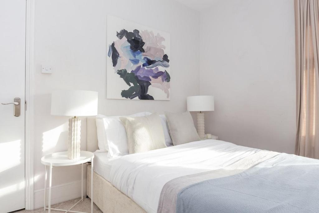Newly Renovated Large 4/5 Bedroom Victorian Terrace House With Garden. Londra