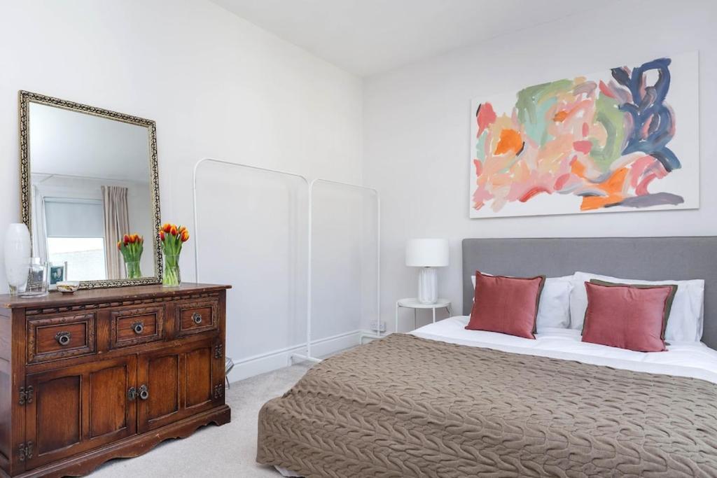 Newly Renovated Large 4/5 Bedroom Victorian Terrace House With Garden. Londra