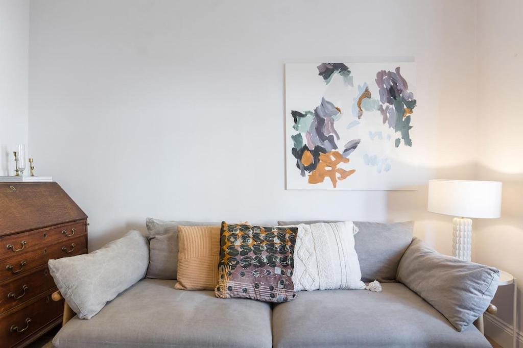 Newly Renovated Large 4/5 Bedroom Victorian Terrace House With Garden. * Londra